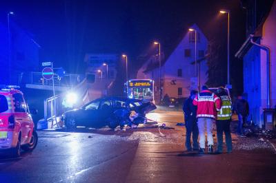 Esslingen-Sulzgries: Betrunkener rammt parkenden Pkw, dieser schleudert in den Gegenverkehr - 2 Verletzte